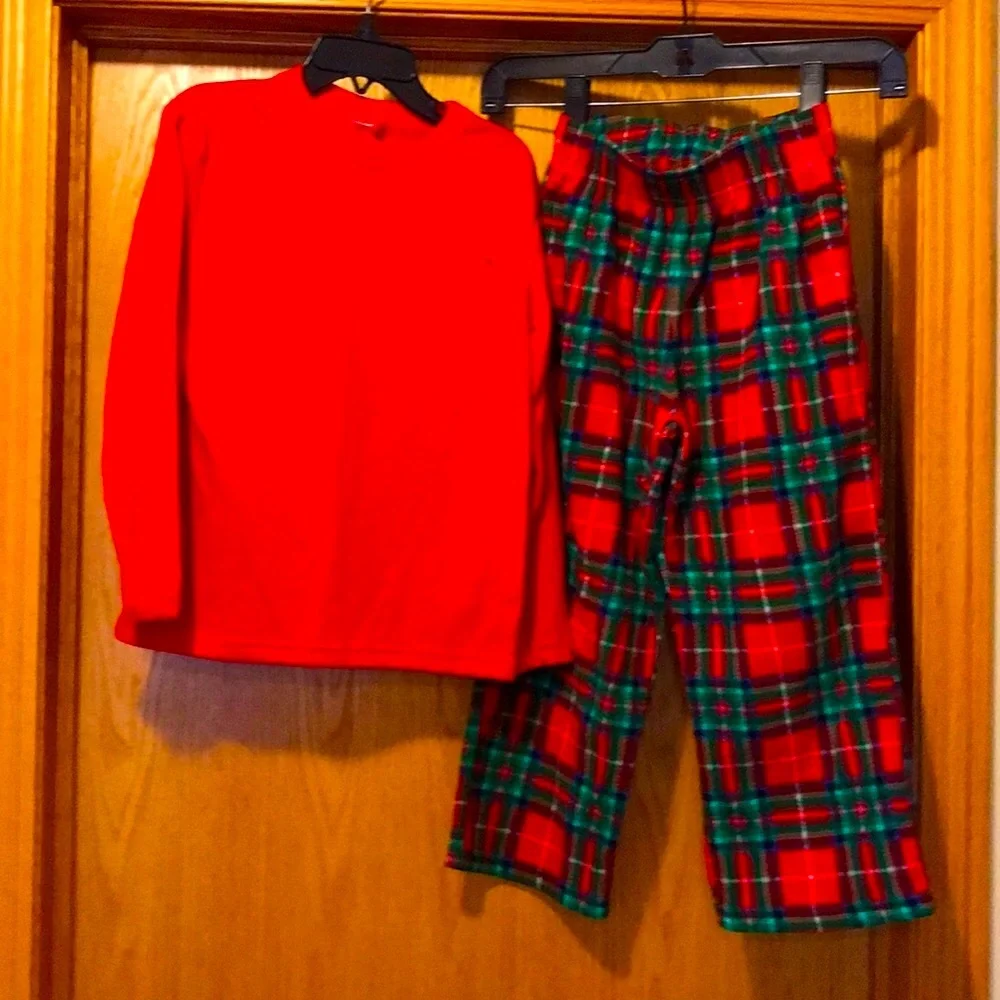 Cozy red green Plaid pajama set boy’s size 5 fleece pants VGUC
